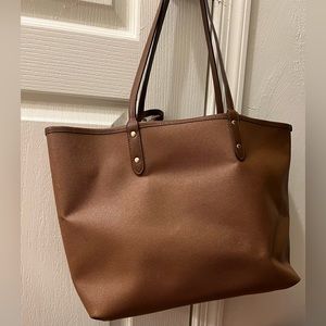 COACH Genuine leather tote bag with large pouch